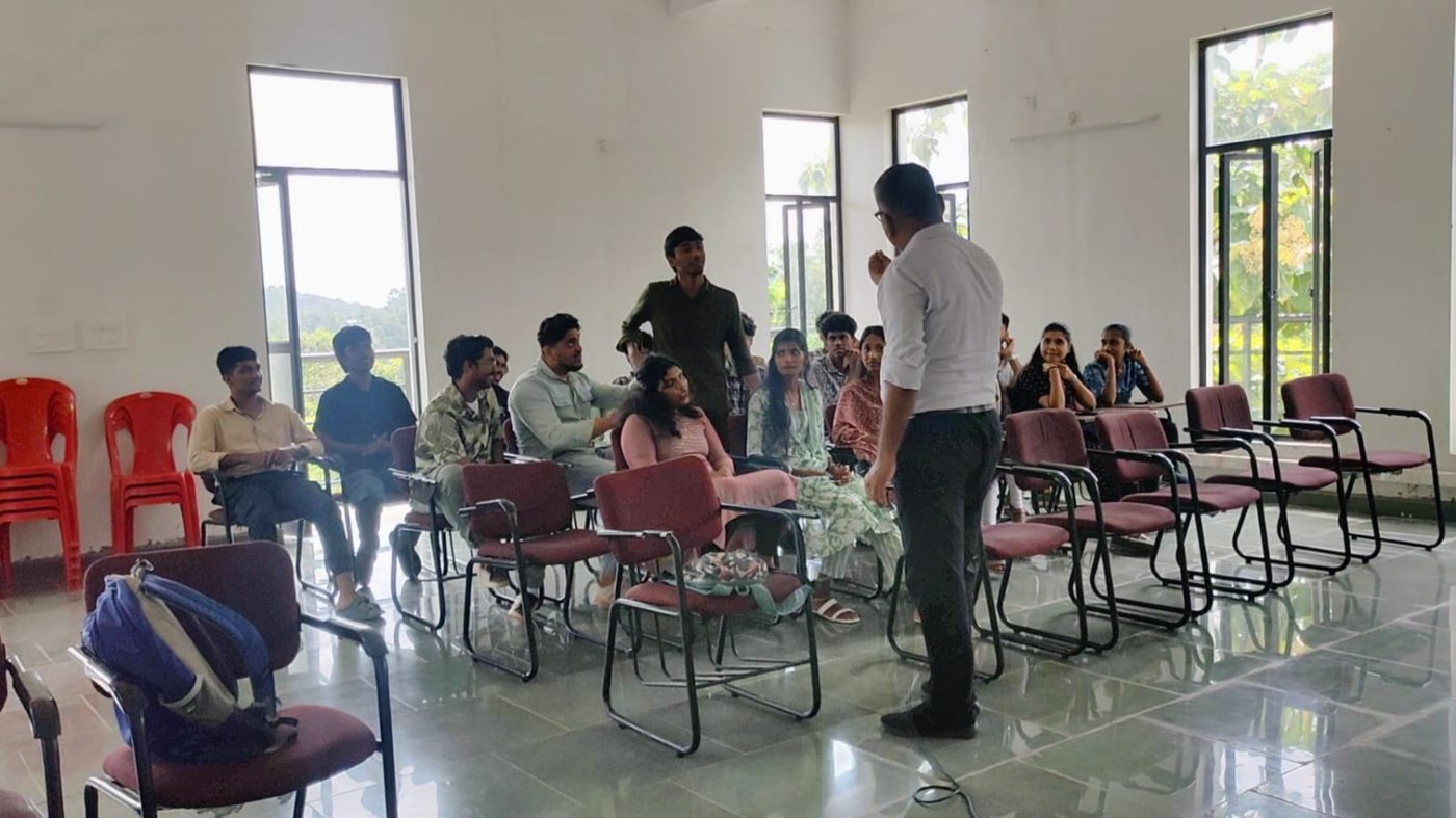 futuremug trainer leading an interactive placement readiness session with Grace College students